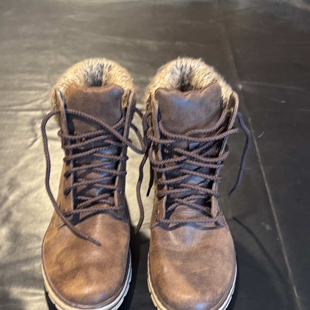 Women’s Brown Faux-Fur Lined Winter Lace-Up Boots